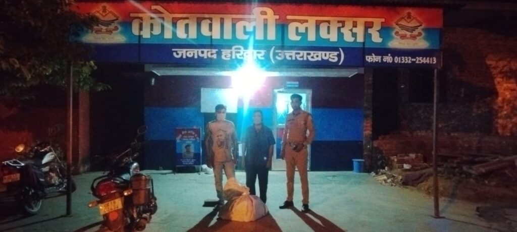 अंग्रेजी शराब संग दो आरोपित गिरफ्तार