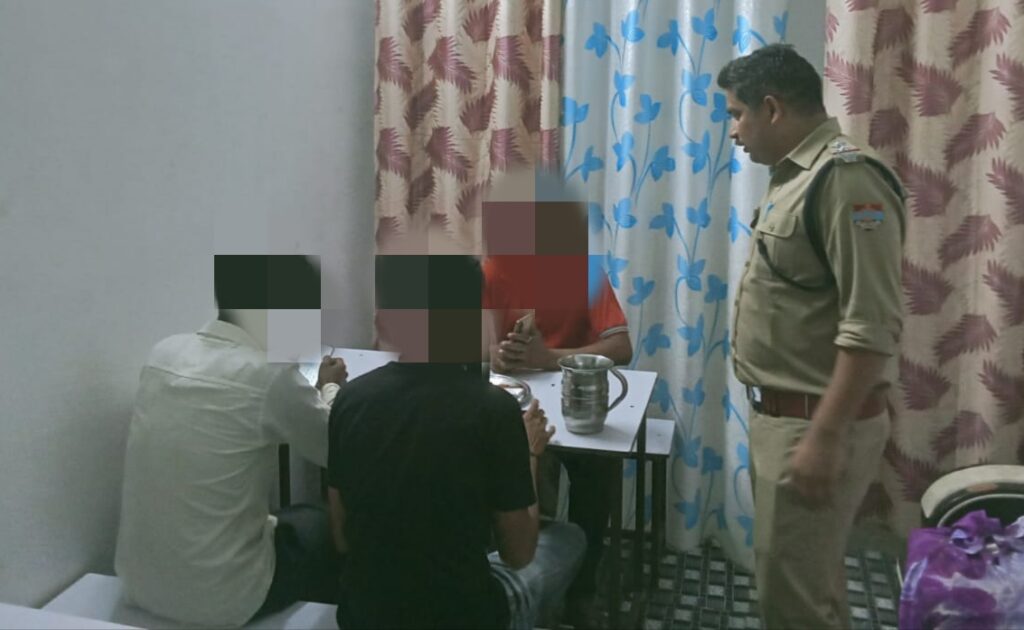 खुलेआम छलकाए जाम भरना पड़ा जुर्माना