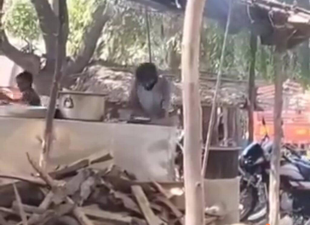 तंदूर पर रोटी में थूकता नज़र आया व्यक्ति, गिरफ्तार