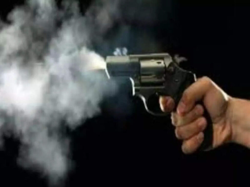गोली लगने से घायल युवक की हालत गंभीर, केस दर्ज