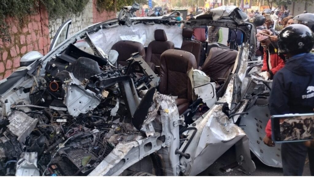 सड़क हादसे में तीन छात्राओं सहित छह की दर्दनाक मौत, एक घायल