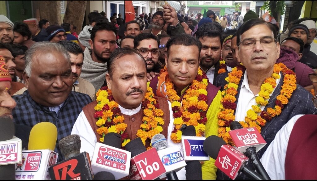 भाजपा प्रत्याशी देवेंद्र चौधरी ने किया नामांकन