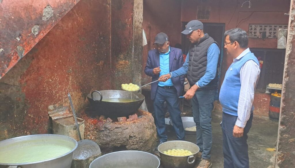खाद्य सुरक्षा विभाग की छापेमारी, ऐसे बन रहीं थी मिठाइयां