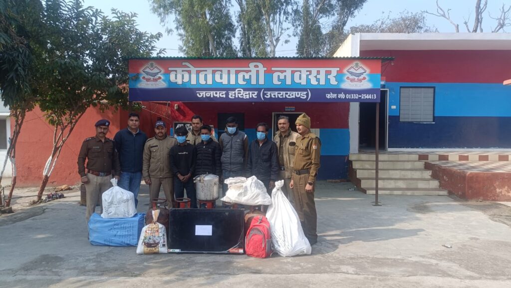 बंद स्कूलों में कर रहे थे नया कोर्स, पुलिस ने पढ़ाया पाठ