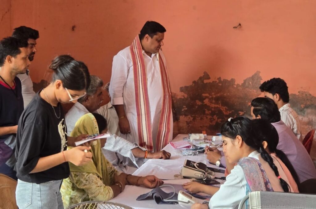समाजसेवी सचिन अग्रवाल की पहल, ग्रामीणों को घर में मिली स्वास्थ्य सुविधा