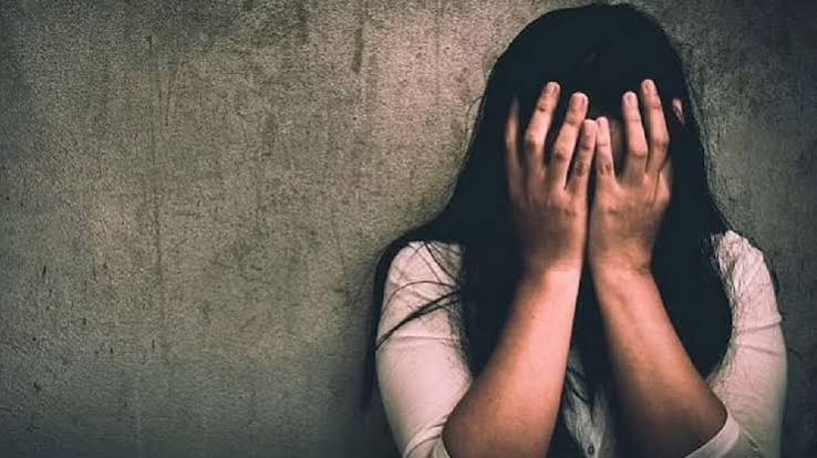 घर में अकेली थी महिला, पड़ोसी युवक ने किया ऐसा काम ….